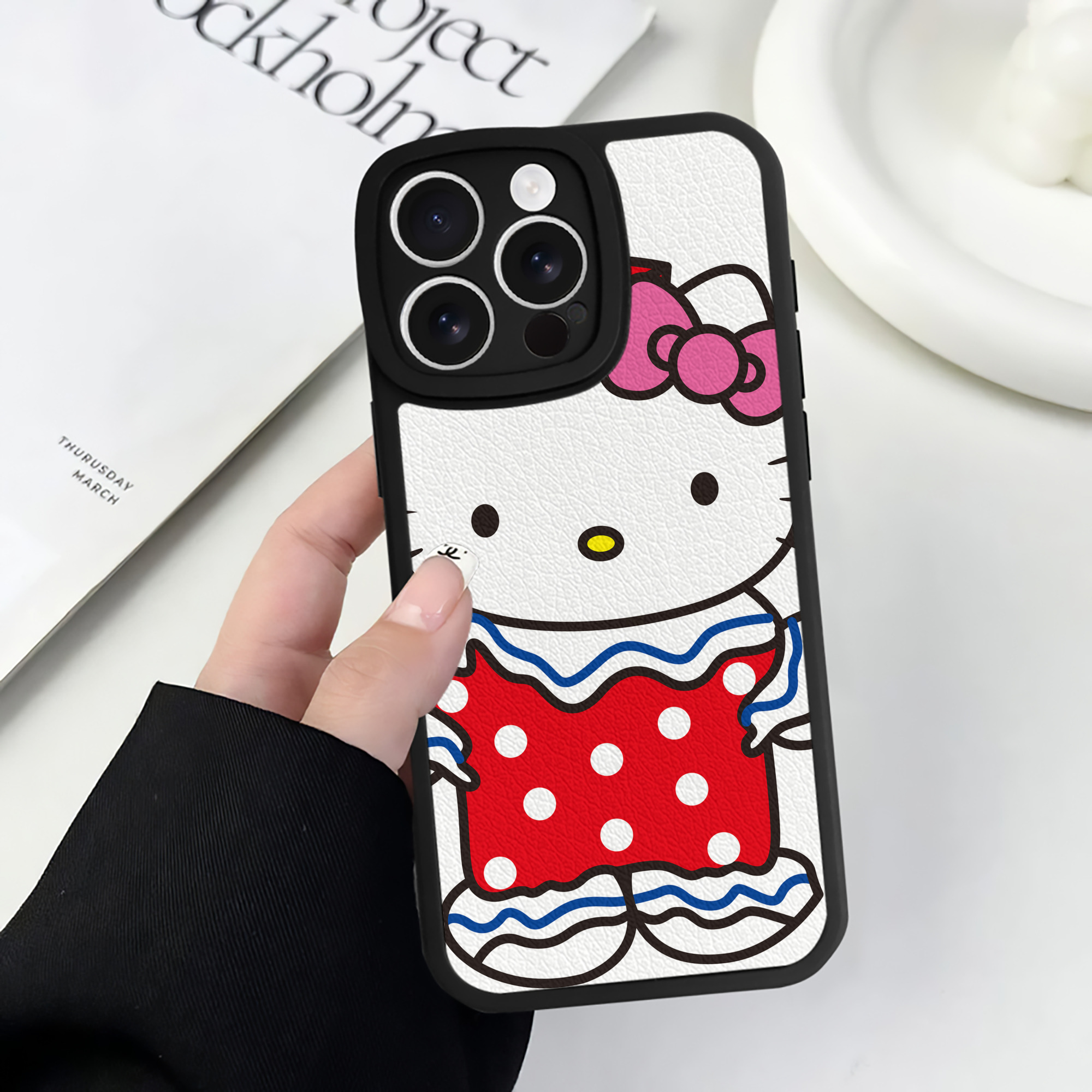 （画像用） Hello Kitty ハローキティ 【iPhone 16シリーズ対応】シリコンスマホケース（レザー調） 材質：シリコン